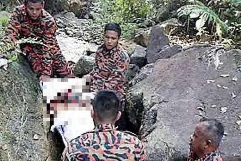 Pegawai Jabatan Bomba dan Menyelamat Kulai membawa turun mayat Encik David Cho. ,