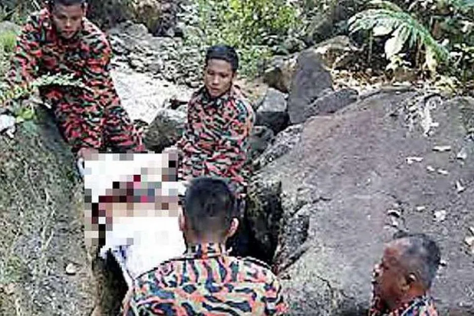 Pegawai Jabatan Bomba dan Menyelamat Kulai membawa turun mayat Encik David Cho. ,