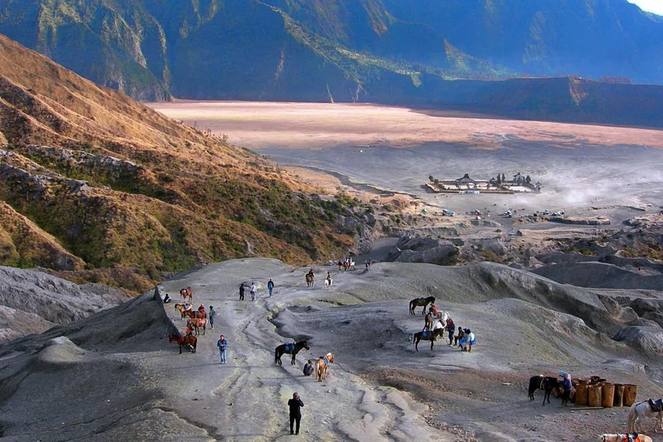 HAMPARAN LAUTAN PASIR YANG LUAS: Tarikan pemandangan Lautan Pasir dari Puncak Gunung Bromo. - Foto ihsan SAHARI SARIMAN