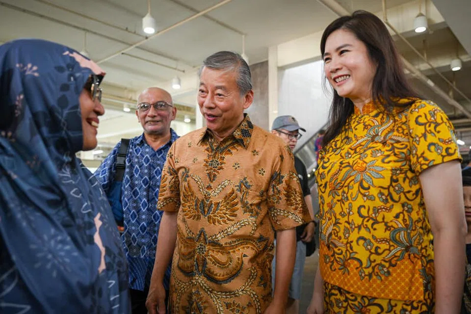 TURUN PADANG: Calon potensi Pilhan Raya Presiden dan usahawan, Encik George Goh (dua dari kanan) dan isterinya, Cik Lysa Sumali (paling kanan) beramah mesra dengan pengunjung di Pasar dan Pusat Penjaja Geylang Serai pada Ahad.