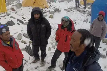 SELAMAT: Encik Zulkifli Latiff dan Cik Nur Yusrina Ya'akob (dua dan tiga dari kiri) di kem pangkalan Everest. - Foto FACEBOOK