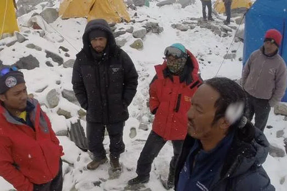 SELAMAT: Encik Zulkifli Latiff dan Cik Nur Yusrina Ya'akob (dua dan tiga dari kiri) di kem pangkalan Everest. - Foto FACEBOOK