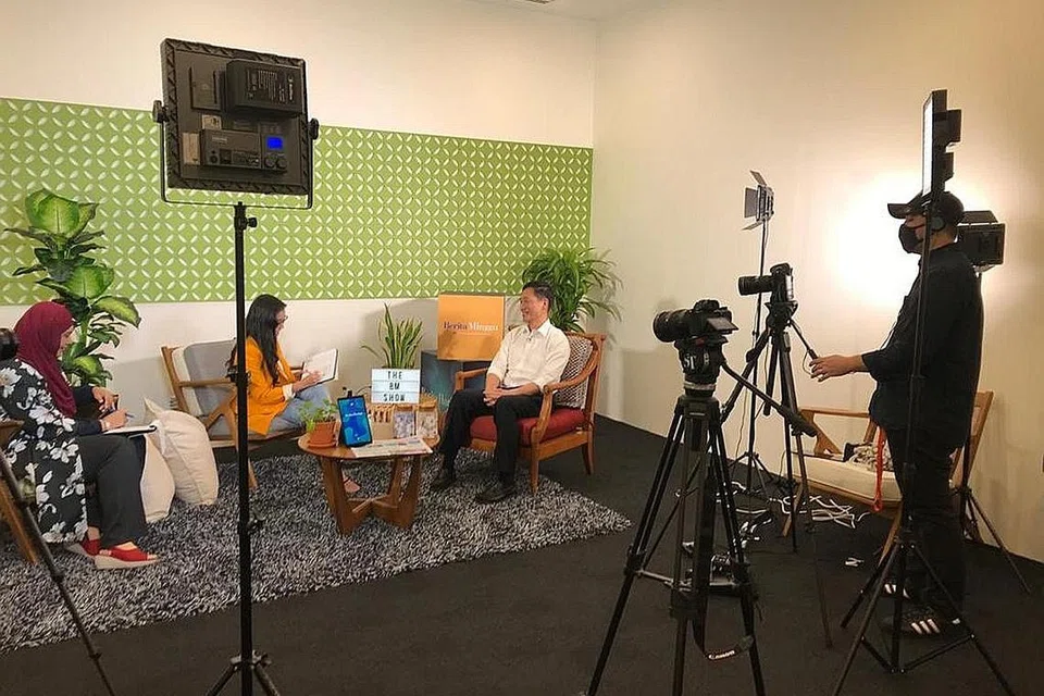 'THE BM SHOW' BERSAMA MENTERI PENDIDIKAN ONG YE KUNG - FOTO FAIL 