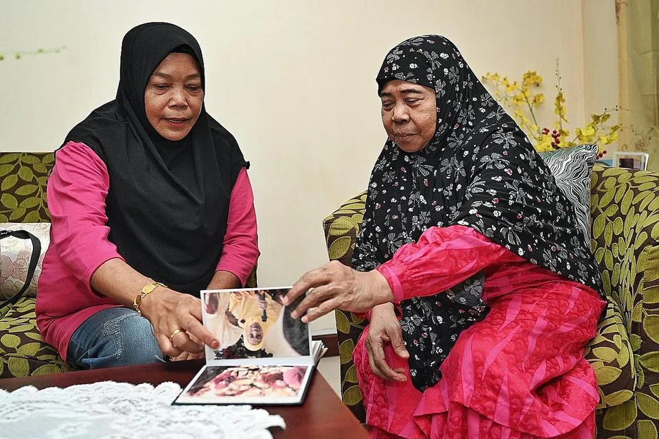 SUDAH AKRAB: Cik Zaleha (kanan) biasanya akan menghubungi relawan, Cik Maimunah Ibrahim, yang juga menetap di kawasan kejiranannya, jika memerlukan sebarang bantuan.