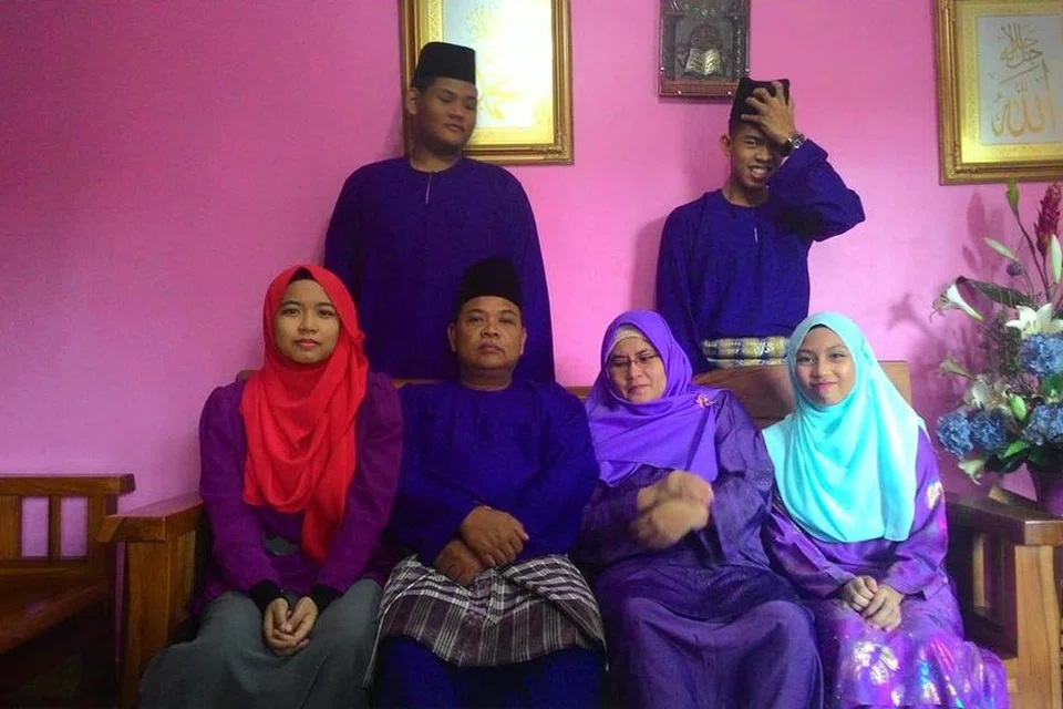 Gambar kenangan Encik Zulkarnain Idros (duduk dua dari kiri) dan isteri, Cik Hawa Osman, bersama empat anak mereka termasuk Allahyarham Zulfarhan Osman Zulkarnain, (belakang kanan) yang maut pada 1 Jun 2017 akibat dibuli dan didera rakan sekampus yang menuduhnya mencuri komputer riba di asrama Universiti Pertahanan Nasional Malaysia (UPNM).
