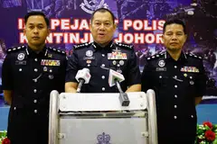 Ketua Polis Johor, Datuk Ab Rahaman Arsad (tengah), ketika sidang media di Ibu Pejabat Polis Kontinjen (IPK) Johor.