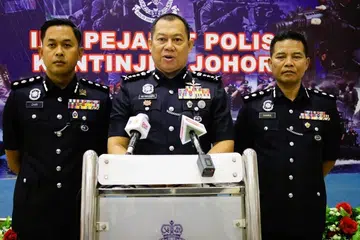 Ketua Polis Johor, Datuk Ab Rahaman Arsad (tengah), ketika sidang media di Ibu Pejabat Polis Kontinjen (IPK) Johor.