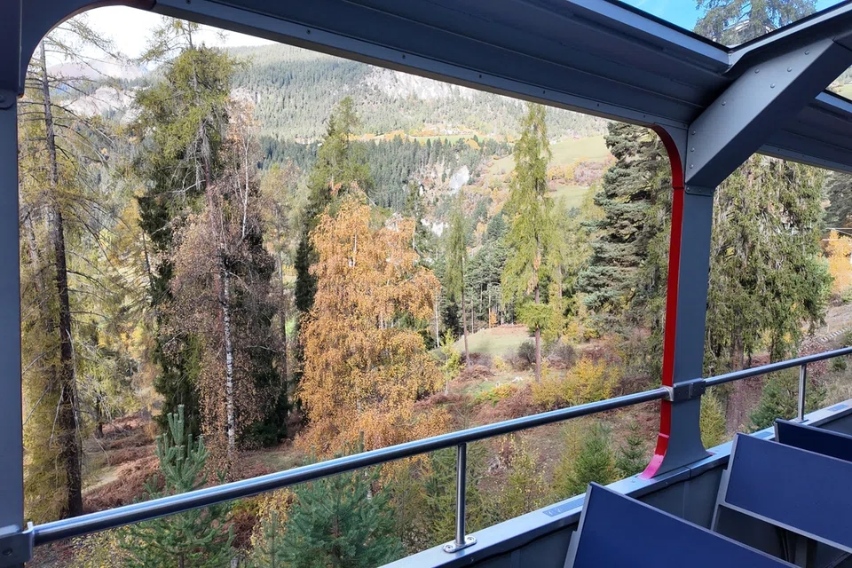 Kereta api tidak tertutup (shuttle) ini hanya beroperasi dari bulan Mei ke Oktober dari stesen Schmitten membawa kami ke Landwasserviaduk dalam masa tiga minit saja. 