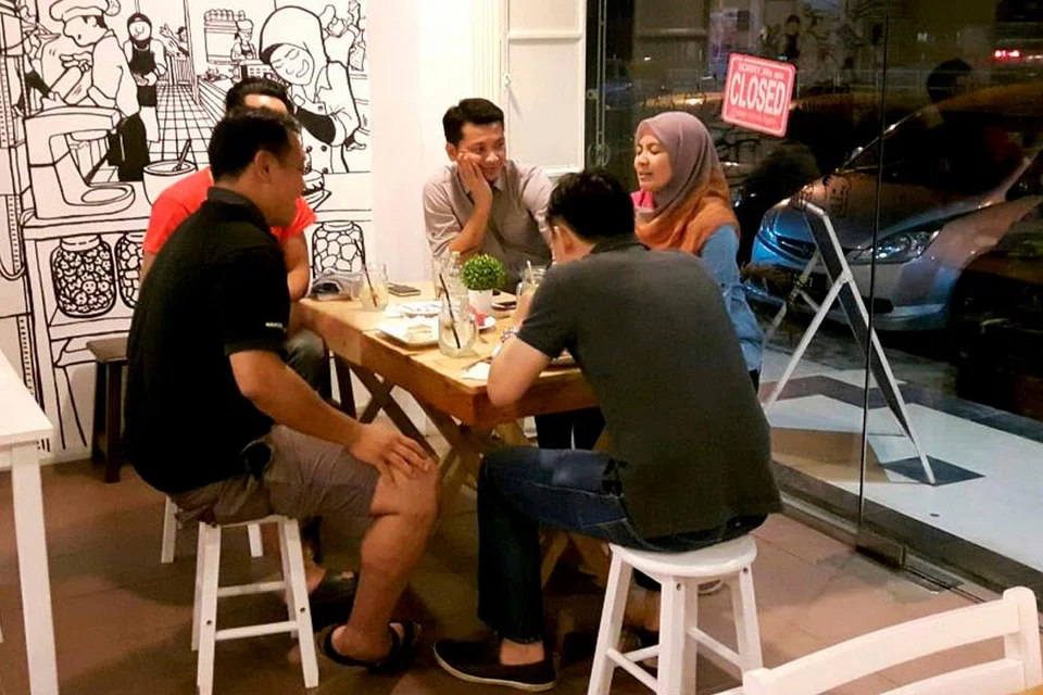 TAWAR PROMOSI: Cik Nur Farhana (kanan) bersama pelanggan warga Singapura, menyediakan rebat kepada pelanggannya bagi memastikan kehadiran terus warga Singapura ke Pink Daisy Bakery and Cafe di Taman Perling. - Foto PINK DAISY BAKERY AND CAFE