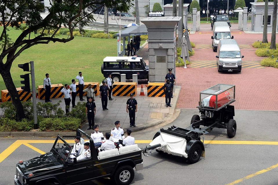 KELUAR DARI BANGUNAN PARLIMEN: Dengan penuh hormat dan istiadat pedati yang membawa keranda mantan Presiden S R Nathan memulakan perjalanan keluar dari kawasan Bangunan Parlimen ke beberapa daerah yang dijadualkan bakal dilaluinya semalam.