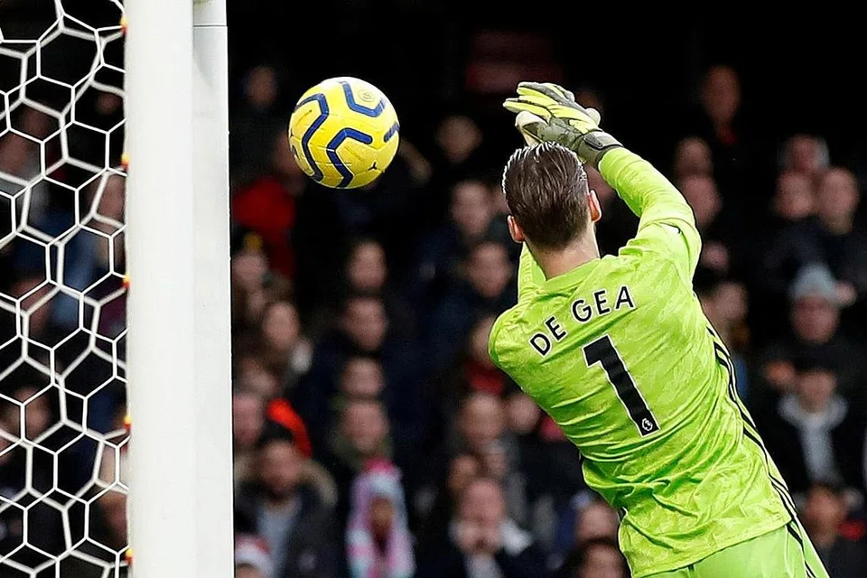 BOLA BOLOS: Penjaga gawang United David de Gea gagal menangkap bola tendangan lemah Ismaila Sarr dengan kemas, memberi gol pertama Watford. - Foto REUTERS