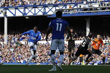 REMBATAN GOL: Abdoulaye Doucoure (kiri) menjaringkan gol tunggal Everton yang mengalahkan Bournemouth dan menyelamatkan pasukan itu daripada tersingkir daripada EPL.