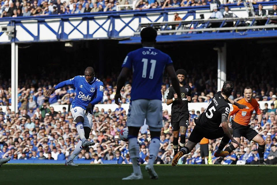 REMBATAN GOL: Abdoulaye Doucoure (kiri) menjaringkan gol tunggal Everton yang mengalahkan Bournemouth dan menyelamatkan pasukan itu daripada tersingkir daripada EPL.