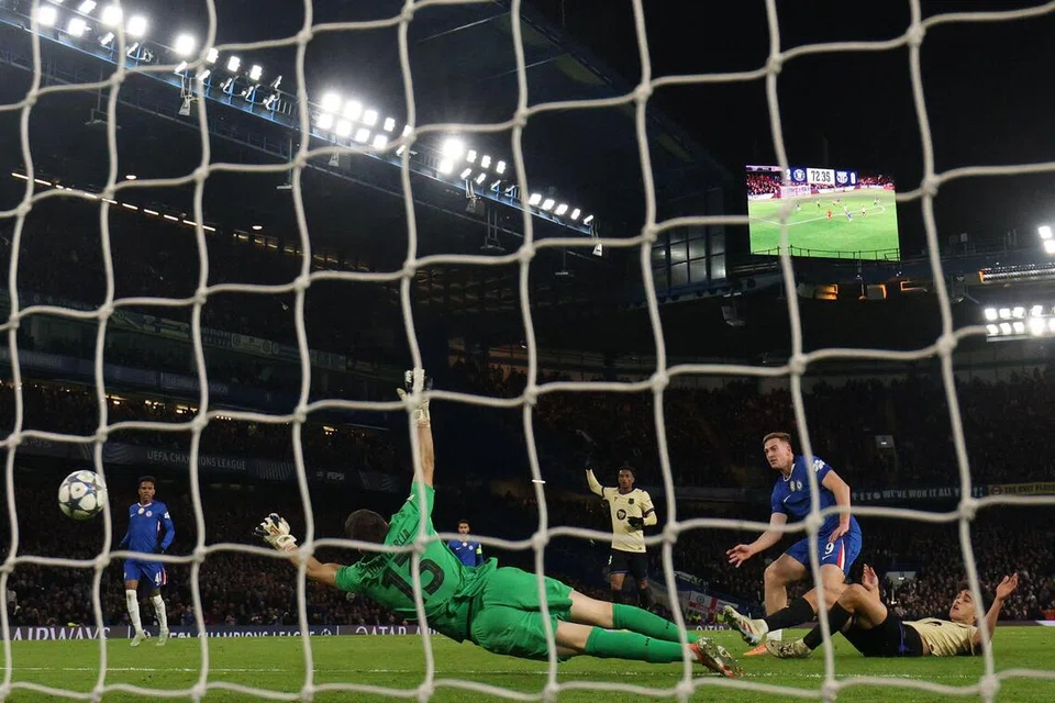 Penyerang Chelsea, Liam Delap (kanan), menjaringkan gol ketiga mereka semasa perlawanan Liga Juara-Juara antara Chelsea dengan Barcelona di Stamford Bridge, London, pada 25 November.