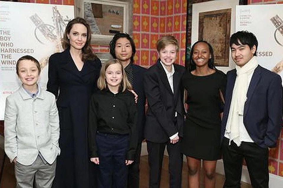 TIDAK BOLEH DIPISAHKAN: Bintang jelita Angelina Jolie (dua dari kiri) dipuji warganet kerana memastikan keenam-enam anaknya, (dari kiri) Knox, Vivienne, Pax, Shiloh, Zahara dan Maddox bersama setiap kali dirinya menjalani penggambaran filem di merata dunia. - Foto ELLE