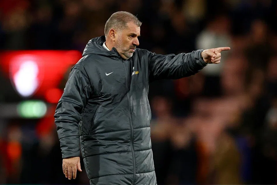 Pengurus Tottenham Hotspur, Ange Postecoglou, bersemuka dan bertikam lidah dengan penyokong yang marah selepas kekalahan 1-0 mereka kepada Bournemouth, sebelum seorang petugas keselamatan cuba meredakan keadaan dengan meminta beliau beredar.