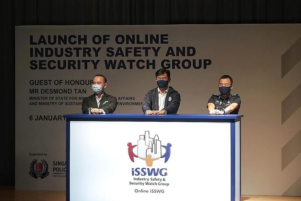 PELANCARAN ISSWG DALAM TALIAN: (Dari kiri) Pengerusi AIC, Encik Ang Choo Pin, Encik Desmond Tan dan Timbalan Pesuruhjaya Polis (Operasi) Tan Hung Hooi merasmikan iSSWG semalam. - Foto BH oleh GIN TAY