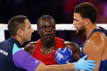 Aziz Abdul (tengah) disingkirkan lebih awal pada pusingan ketiga menentang Damar Thomas (kanan).