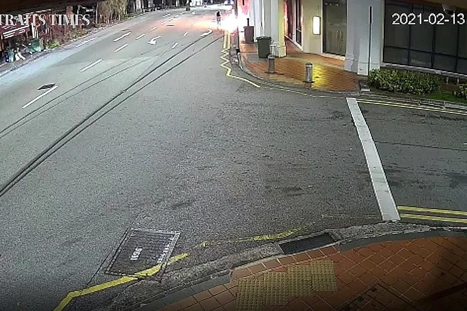 BERUSAHA SELAMATKAN TUNANG DAN RAKAN-RAKAN: Rakaman menunjukkan sebuah kereta putih BMW M4 Coupe dilihat tergelincir selama dua saat di Tanjong Pagar Road sekitar 5.40 pagi pada Sabtu lalu kemudian terbabas di luar kawalan sebelum merempuh rumah kedai. Kenderaan itu meletup dalam satu kebakaran. Sekitar 20 saat kemudian, Cik Raybe Oh Siew Huey dilihat berlari ke arah kenderaan terbakar itu untuk cuba menyelamatkan tunang dan rakan-rakannya. - Foto RAKAMAN KAMERA CCTV PEMBACA ST