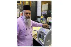 NIAGA TAMBAH BAIK: Encik Mohamed Rafeeq (atas) merancang meningkatkan stok ringgitnya. Sejak pengumuman Singapura membuka sempadannya, Clifford Gems & Money Exchange mencatatkan peningkatan sebanyak 15 peratus dalam jumlah pelanggannya. - Foto-Foto ihsan MOHAMED RAFEEQ MOHAMED YUSOOF