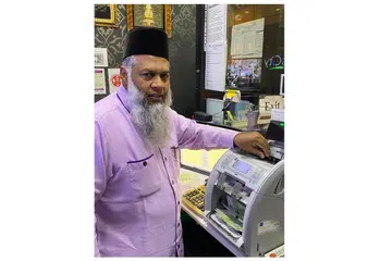 NIAGA TAMBAH BAIK: Encik Mohamed Rafeeq (atas) merancang meningkatkan stok ringgitnya. Sejak pengumuman Singapura membuka sempadannya, Clifford Gems & Money Exchange mencatatkan peningkatan sebanyak 15 peratus dalam jumlah pelanggannya. - Foto-Foto ihsan MOHAMED RAFEEQ MOHAMED YUSOOF
