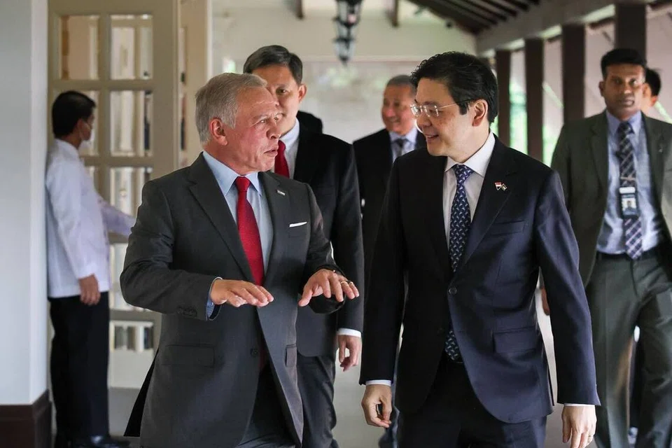 Perdana Menteri, Encik Lawrence Wong (kanan)  menyambut Raja Abdullah Ibni Al Hussein di Istana pada 14 November sempena rangka lawatan kerja Raja Jordan ke Singapura dari 13 hingga 14 November.