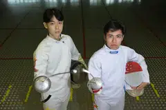 Pemain lawan pedang negara, Si To Jian Tong (kiri) dan Samuel Robson, adalah antara lima warga Singapura yang menyimpan impian untuk layak ke Sukan Olimpik 2024. 