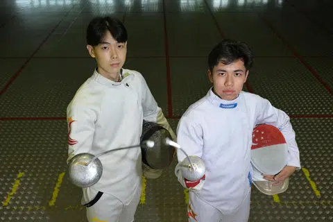 Pemain lawan pedang negara, Si To Jian Tong (kiri) dan Samuel Robson, adalah antara lima warga Singapura yang menyimpan impian untuk layak ke Sukan Olimpik 2024. 