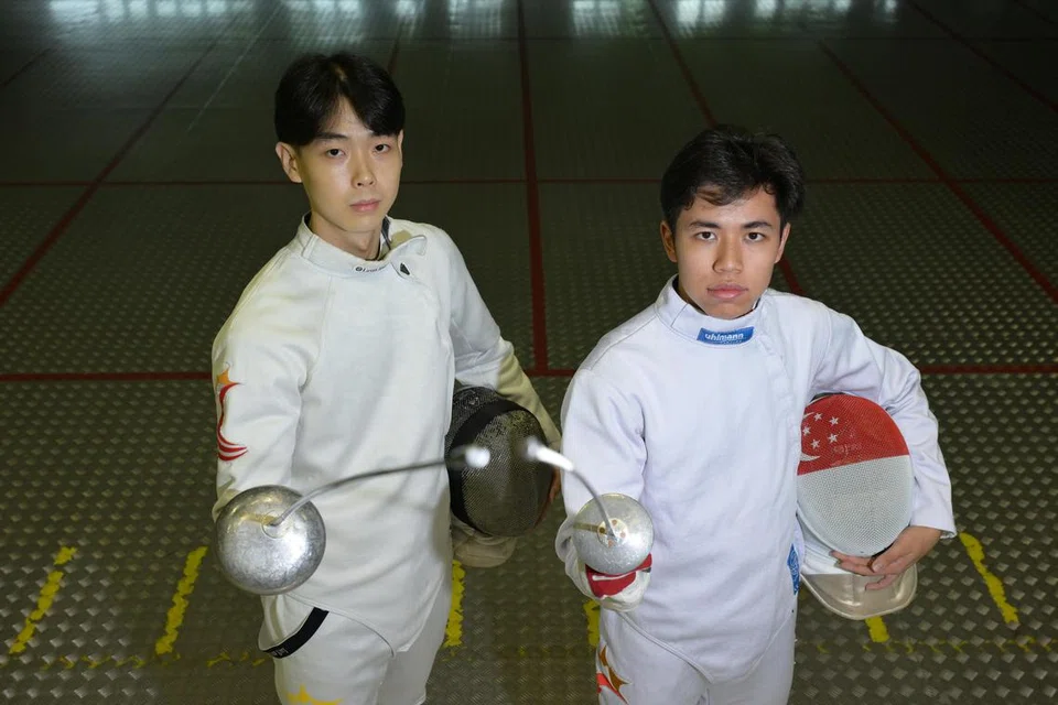 Pemain lawan pedang negara, Si To Jian Tong (kiri) dan Samuel Robson, adalah antara lima warga Singapura yang menyimpan impian untuk layak ke Sukan Olimpik 2024. 