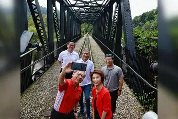 RANGKAIAN LALUAN HIJAU: (Dari kiri, barisan depan) Encik Gan Kim Yong; Cik Low Yen Ling; (dari kiri, barisan belakang) Mayor Majlis Pembangunan Masyarakat (CDC) North West, Encik Alex Yam; Dr Vivian Balakrishnan; dan Encik Desmond Lee bergambar sempena pembukaan Koridor Rel - segmen sepanjang 6.3 kilometer dari Kranji ke stesen MRT Hillview. - Foto ST