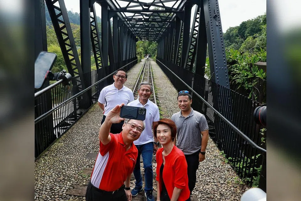 RANGKAIAN LALUAN HIJAU: (Dari kiri, barisan depan) Encik Gan Kim Yong; Cik Low Yen Ling; (dari kiri, barisan belakang) Mayor Majlis Pembangunan Masyarakat (CDC) North West, Encik Alex Yam; Dr Vivian Balakrishnan; dan Encik Desmond Lee bergambar sempena pembukaan Koridor Rel - segmen sepanjang 6.3 kilometer dari Kranji ke stesen MRT Hillview. - Foto ST