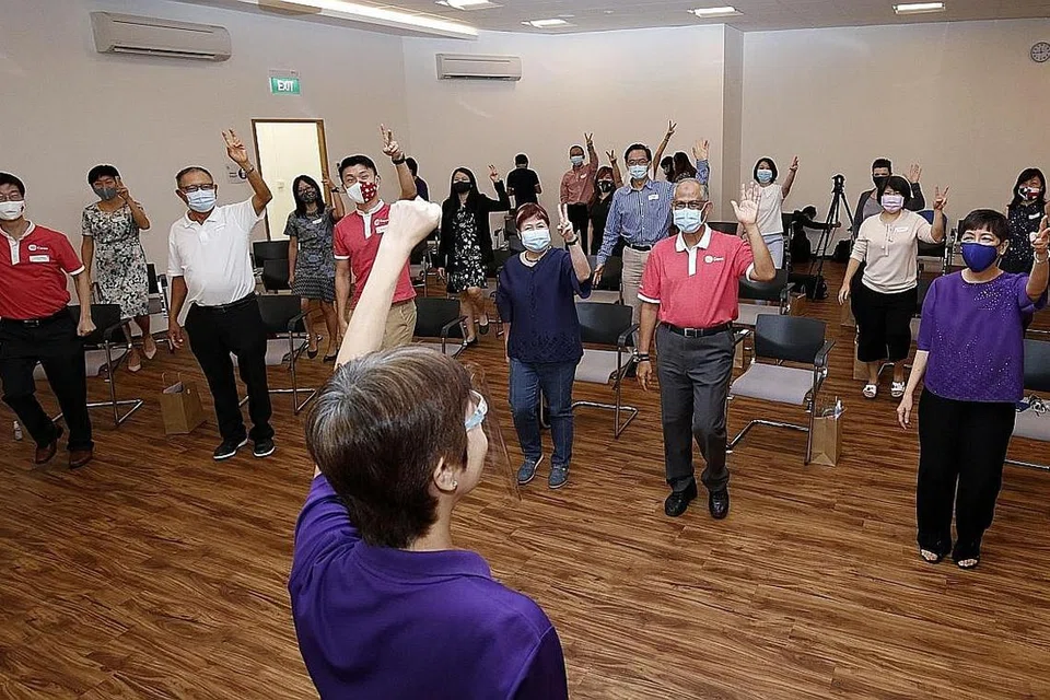 PUSAT RELAWAN BARU: Encik Masagos Zulkifli Masagos Mohamad (barisan depan dua dari kanan) di perasmian Pusat Relawan SG Cares di Tampines, yang dikendalikan Brahm Centre, bersama (barisan depan dari kanan) kiri) CEO Brahm Centre, Profesor Angie Chew; pengerusi lembaga Brahm Centre, Cik Tan-Huang Shuo Mei; Setiausaha Parlimen Kanan (Pengangkutan), Encik Baey Yam Keng; dan Timbalan Setiausaha Kementerian Kebudayaan, Masyarakat dan Belia (MCCY), Dr Ang Hak Seng. - Foto ZAOBAO