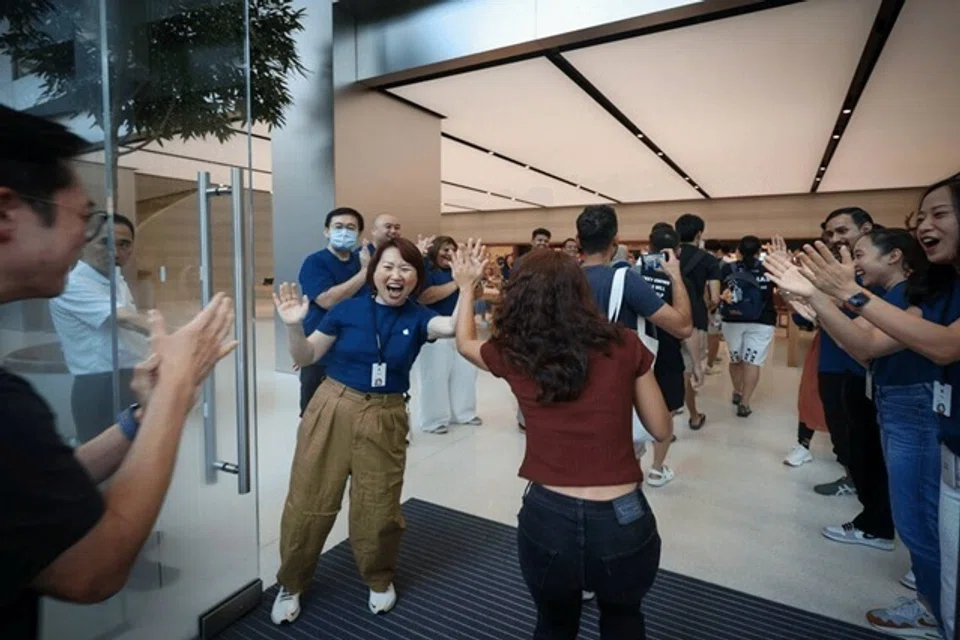 Kakitangan Apple menyambut pelanggan semasa pelancaran iPhone 17 di cawangan Apple Store di Orchard pada 19 September. 