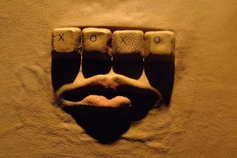 CURAHAN ILHAM ARTIS MUDA: Seni pemasangan Cik Lou Lim dari Filipina yang diberi nama 'Message Delay' ini dihasilkan dengan menggunakan barangan di rumahnya. - Foto MAKTAB SENI LASALLE