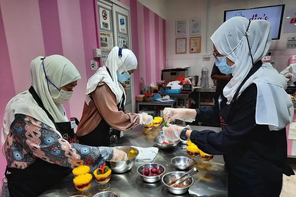 Selain bantuan kewangan, Skim Keluarga Angkat dan Belia (AFYS) juga membantu keluarga berpendapatan rendah mendaftar bagi mengikuti kursus kemahiran agar dapat meningkatkan pendapatan mereka. 