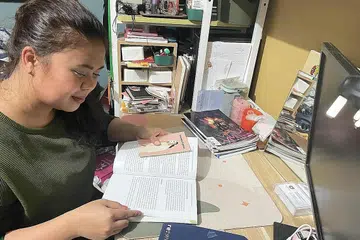 GIGIH LANJUTKAN PELAJARAN: Siti Nur Atiqah teruskan perjuangannya melanjutkan pelajaran walaupun terpaksa melalui pelbagai cabaran. - Foto BM oleh RUBIAH MOHD