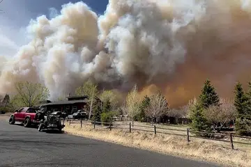 KEMUSNAHAN: Kebakaran hutan menjejas Arizona (atas), Nebraska dan New Mexico. - Foto REUTERS