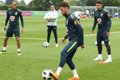LATIHAN PERSIAPAN: (Dari kanan) Thiago Silva, Neymar dan Miranda menjalani latihan di padang latihan kelab Tottenham Hotspur di London, yang menjadi pangkalan pasukan itu dalam persiapan menghadapi Piala Dunia Russia ini nanti. - Foto REUTERS