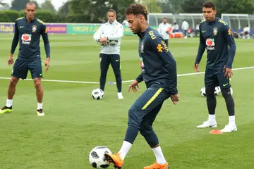 LATIHAN PERSIAPAN: (Dari kanan) Thiago Silva, Neymar dan Miranda menjalani latihan di padang latihan kelab Tottenham Hotspur di London, yang menjadi pangkalan pasukan itu dalam persiapan menghadapi Piala Dunia Russia ini nanti. - Foto REUTERS