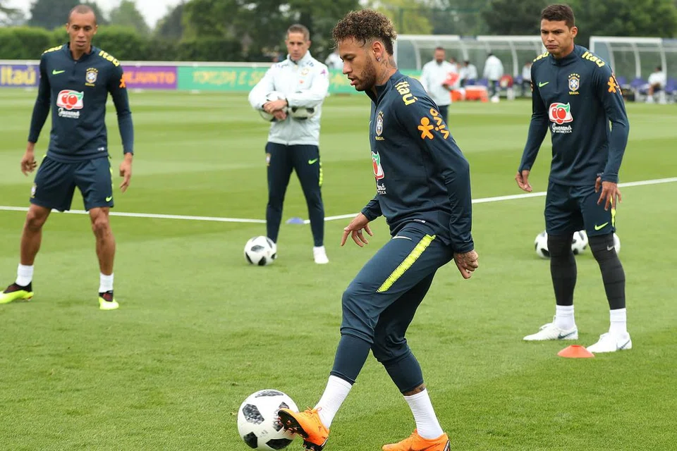 LATIHAN PERSIAPAN: (Dari kanan) Thiago Silva, Neymar dan Miranda menjalani latihan di padang latihan kelab Tottenham Hotspur di London, yang menjadi pangkalan pasukan itu dalam persiapan menghadapi Piala Dunia Russia ini nanti. - Foto REUTERS