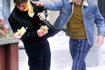 SERIUS BURU KERJAYA LAKONAN: Michael Gandolfini (kanan) menampakkan potensinya dalam filem The Many Saints of Newark yang mengimbas kehidupan awal ketua mafia, Tony Soprano, peranan yang pernah dibawa bapanya dalam siri televisyen The Sopranos. - Foto WARNER BROS