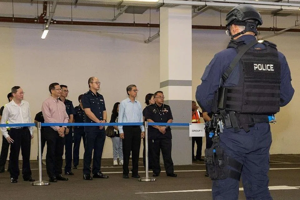 Menteri Negara (Ehwal Dalam Negeri merangkap Pembangunan Negara), Profesor Madya Dr Muhammad Faishal Ibrahim menyaksikan latihan Heartbeat yang diadakan di Institut Pendidikan Teknikal (ITE) Kolej Barat pada 18 November.