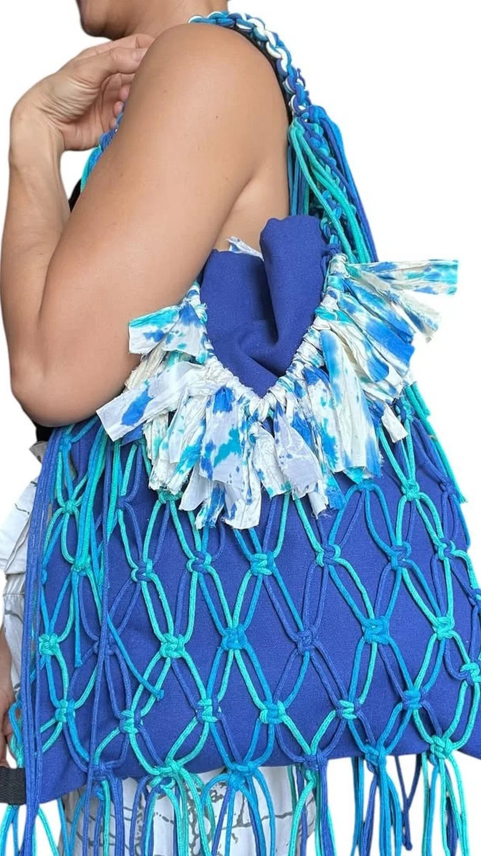 Beg jinjing dengan dua rona warna biru ini dihasilkan dengan menggunakan tali kapas dan kain sari yang telah dikitar semula. 