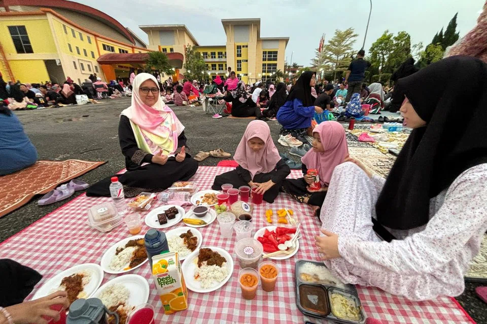 Ibu bapa turut meraikan usaha pihak sekolah mengadakan majlis berbuka puasa beramai-ramai di laman Maktab Rendah Sains Mara Trolak, di Perak.