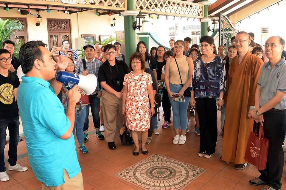 BERKONGSI MAKLUMAT: Setiausaha RRG, Ustaz Dr Mohamed Ali, menerangkan usaha RRG dalam menangani ideologi radikal kepada sekumpulan peserta program yang mengunjungi tiga tempat ibadat yang berbeza di Geylang. - Foto fail