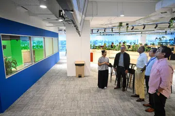 DATANG MELAWAT: Menteri Ehwal Dalam Negeri merangkap Undang-Undang, Encik K Shanmugam (tengah) bersama (dari kiri) Penolong Editor Berita (Media Sosial) BH, Cik Ervina Mohd Jamil; Editor BH, Encik Nazry Mokhtar; Editor Cetak BH, Encik Puad Ibrahim; dan Editor Berita BH, Encik Nazri Hadi Saparin, sedang melihat kandungan media sosial BH di skrin TV semasa kunjungan Encik Shanmugam ke bilik berita baru BH pada Khamis.