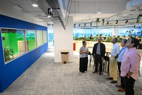 DATANG MELAWAT: Menteri Ehwal Dalam Negeri merangkap Undang-Undang, Encik K Shanmugam (tengah) bersama (dari kiri) Penolong Editor Berita (Media Sosial) BH, Cik Ervina Mohd Jamil; Editor BH, Encik Nazry Mokhtar; Editor Cetak BH, Encik Puad Ibrahim; dan Editor Berita BH, Encik Nazri Hadi Saparin, sedang melihat kandungan media sosial BH di skrin TV semasa kunjungan Encik Shanmugam ke bilik berita baru BH pada Khamis.