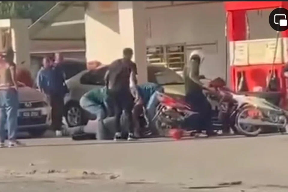 Tangkap layar video yang tular di media sosial menunjukkan kejadian dikatakan anggota polis menggunakan kekerasan ketika menahan seorang lelaki dipercayai Mohd Hafiz Salleh di Langkawi, Kedah, pada 29 Januari.