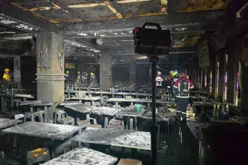 Anggota bomba memeriksa lokasi kebakaran di pusat hiburan Rong Beer Na Lat Phrao di Bangkok, selepas insiden yang meragut 33 nyawa. Siasatan awal mendapati kebakaran dipercayai berpunca daripada sistem elektrik yang terlebih beban sehingga mencetuskan litar pintas, manakala satu pintu keluar kecemasan dilaporkan berkunci ketika kejadian, sekali gus dipercayai menjejaskan usaha mangsa menyelamatkan diri.