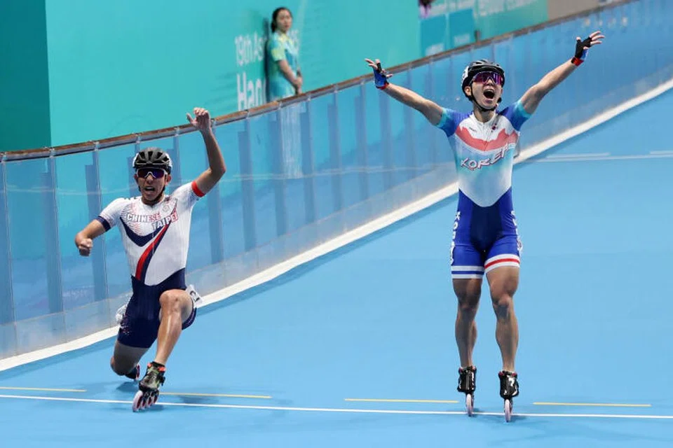 PENGAKHIRAN DRAMATIK: Pemain peluncur Korea Selatan, Jung Cheol-won, (kanan) terpaksa menanggung malu di Sukan Asia pada 3 Oktober apabila sambutan awal menyebabkan pasukannya kehilangan pingat emas dalam perlumbaan lari berganti-ganti 3,000 meter. Pemain berusia 27 tahun itu berehat dan mengangkat tangannya ketika menghampiri garisan penamat, hanya untuk diatasi pemain Chinese Taipei Huang Yu-Lin pada saat-saat akhir. Chinese Taipei menangi pingat emas dengan 0.01 saat.